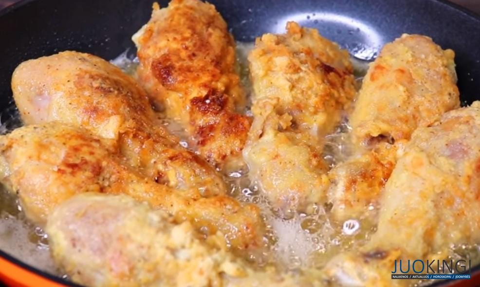 Заливаю курицу молоком и накрываю крышкой. Дети будут просить готовить каждый день