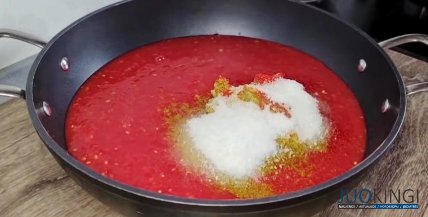 Зимой открываю баночку и мажу на хлебушек к борщу. Густой и ароматный соус на зиму