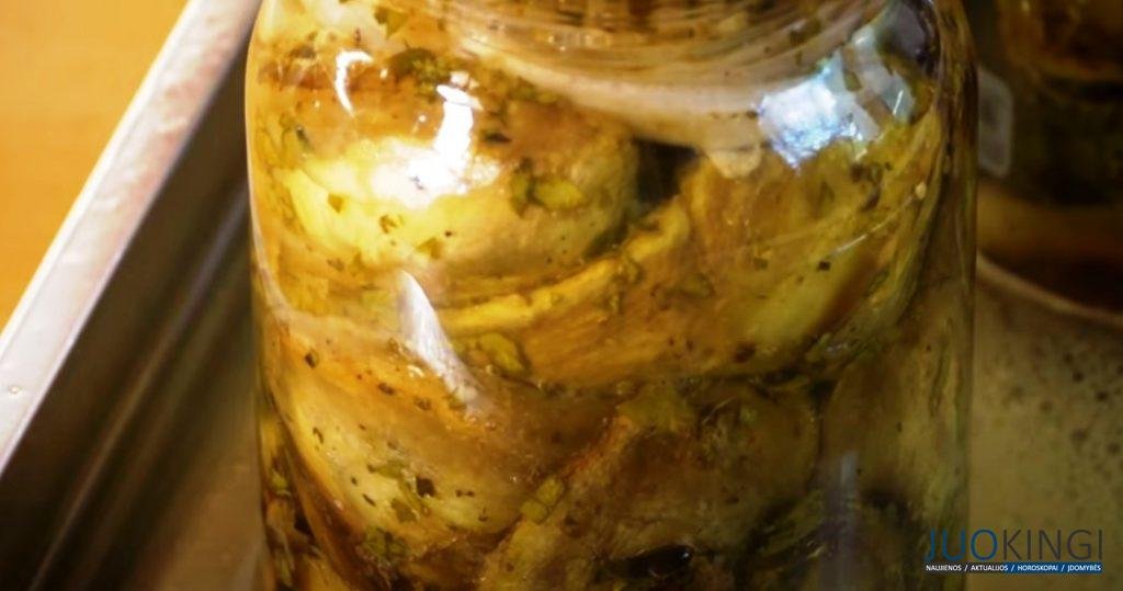 Баклажаны на зиму закрываю пластиковой крышкой. Получается закуска: "как грибы"