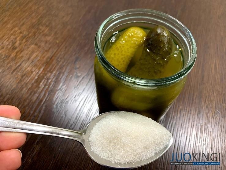 Открыла баночку с маринованными огурцами, а они оказались кислые. Расскажу, как легко исправить вкус