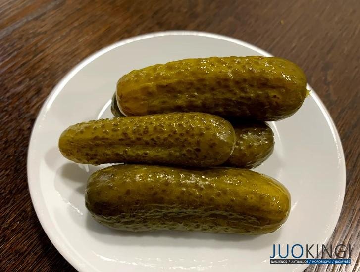 Открыла баночку с маринованными огурцами, а они оказались кислые. Расскажу, как легко исправить вкус