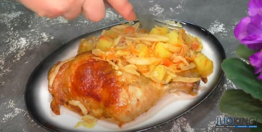 Просто накрываю будущий ужин мокрым пергаментом и в духовку. Готовлю куриные окорочка с овощами