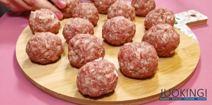 Засыпаю рисом фрикадельки на сковороде. Готовлю простой и вкусный ужин