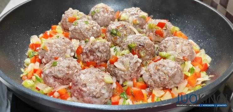 Засыпаю рисом фрикадельки на сковороде. Готовлю простой и вкусный ужин