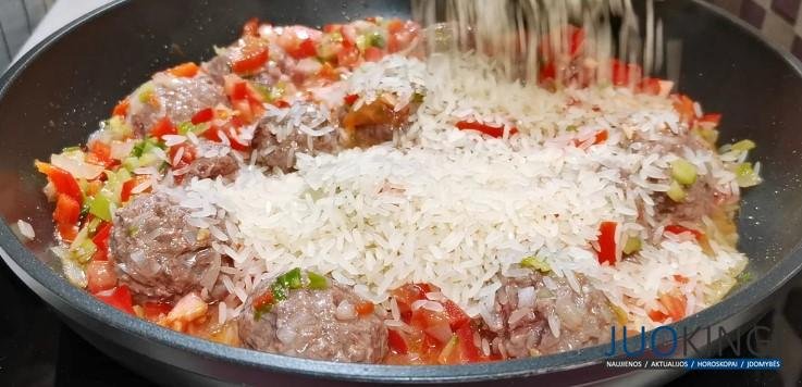 Засыпаю рисом фрикадельки на сковороде. Готовлю простой и вкусный ужин