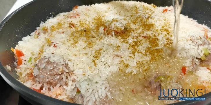 Засыпаю рисом фрикадельки на сковороде. Готовлю простой и вкусный ужин