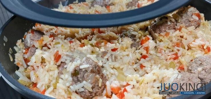 Засыпаю рисом фрикадельки на сковороде. Готовлю простой и вкусный ужин