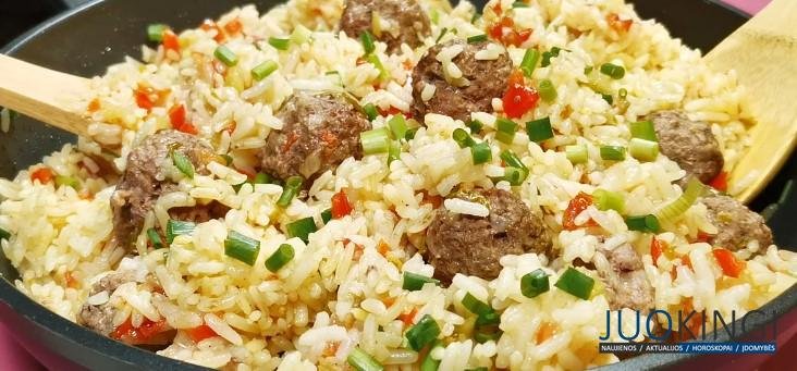 Засыпаю рисом фрикадельки на сковороде. Готовлю простой и вкусный ужин
