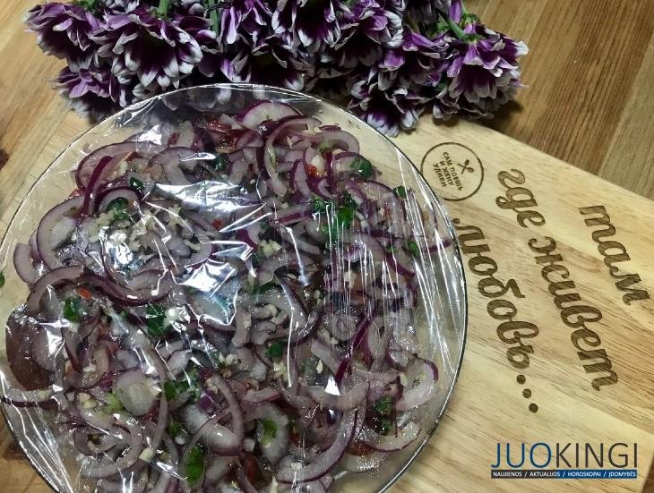 Рецепт дала теща: 5 минут и готово! Закуска из лука и помидоров уже покорила сердца всех друзей