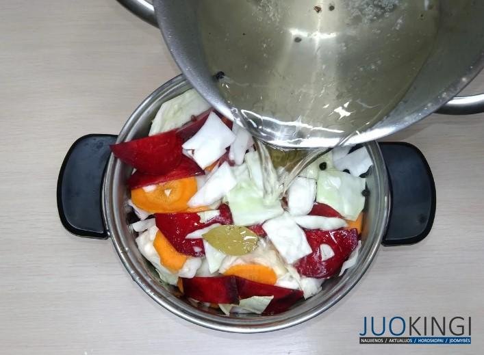 Маринуем вкуснейшую капусту круглый год, даже не шинкуем! Нарезаю ломтиками и заливаю кипятком