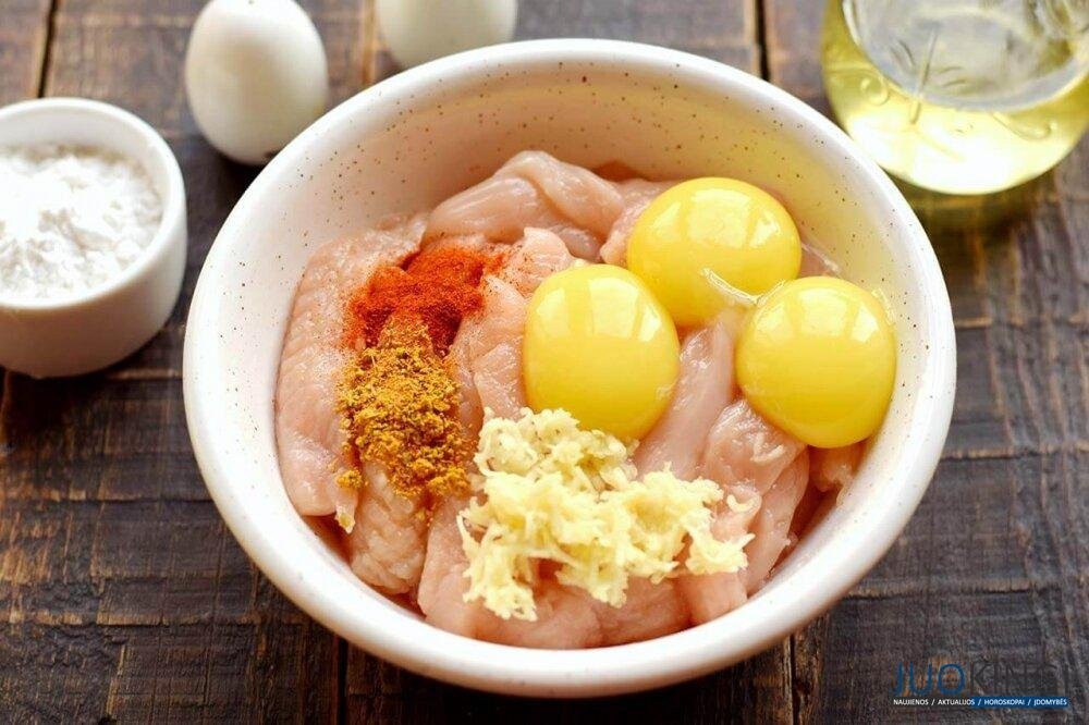 Просто залейте яйцами куриную грудку. Быстро, вкусно и очень нежно