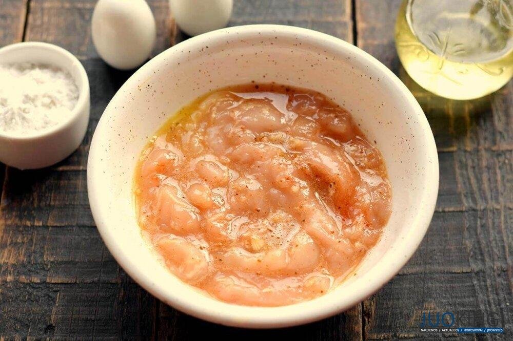 Просто залейте яйцами куриную грудку. Быстро, вкусно и очень нежно