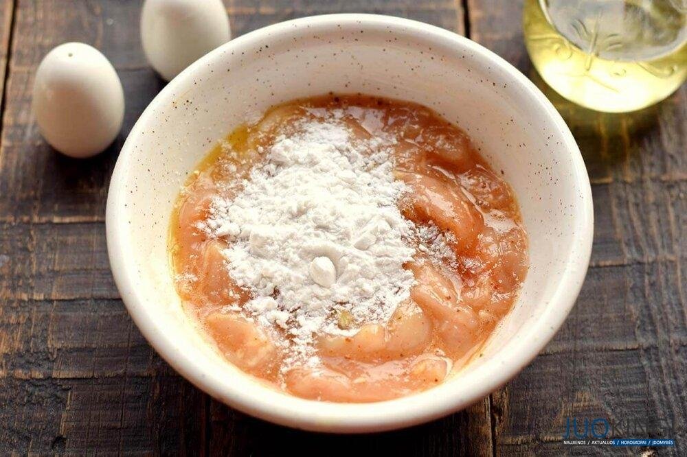 Просто залейте яйцами куриную грудку. Быстро, вкусно и очень нежно