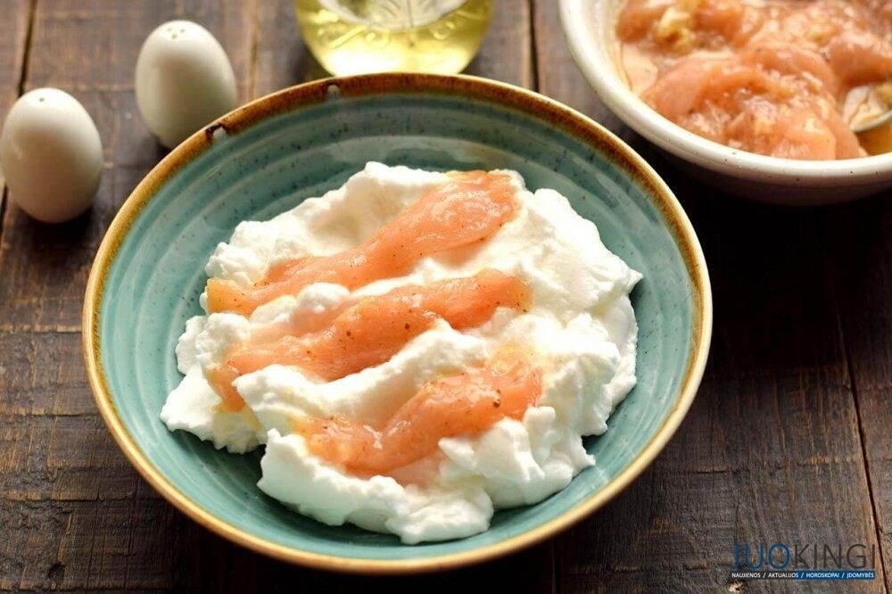 Просто залейте яйцами куриную грудку. Быстро, вкусно и очень нежно
