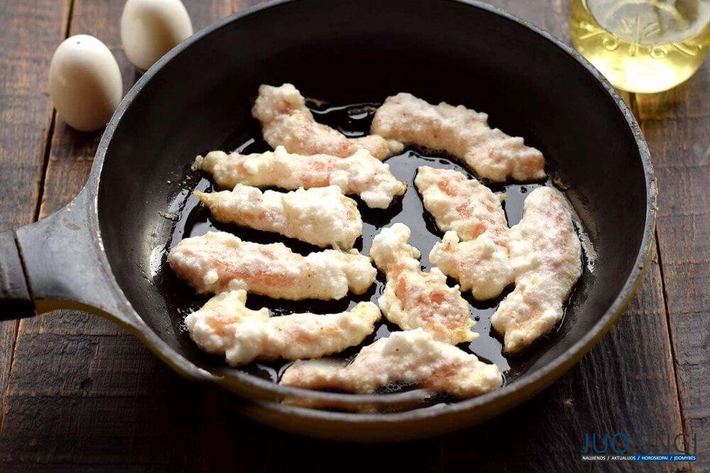 Просто залейте яйцами куриную грудку. Быстро, вкусно и очень нежно